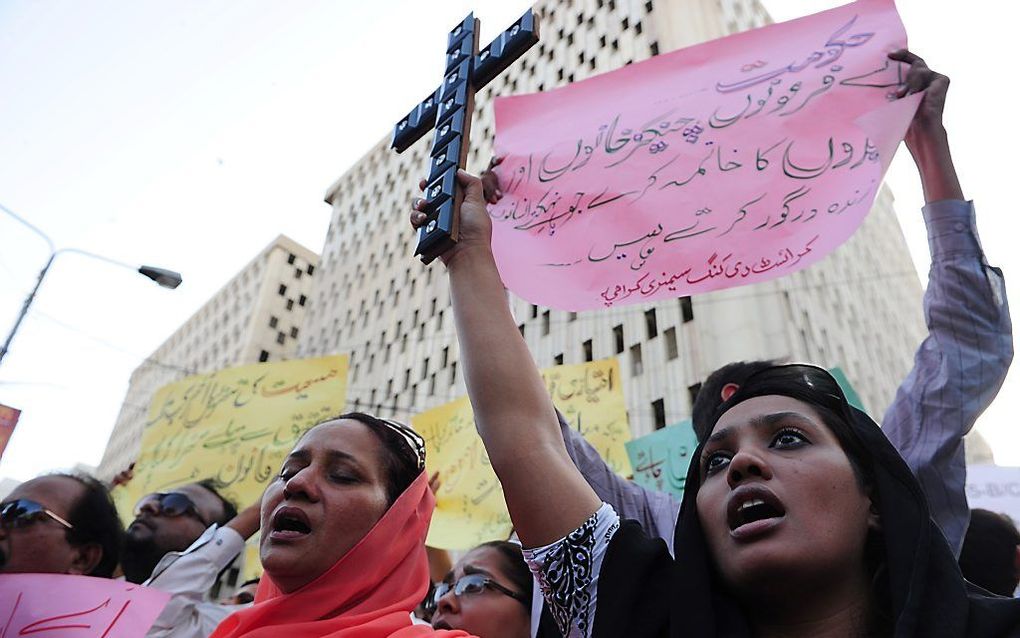 Pakistaanse christenen hebben donderdag in de hoofdstad Karachi geprotesteerd tegen de dood van een christelijke echtpaar.  beeld AFP