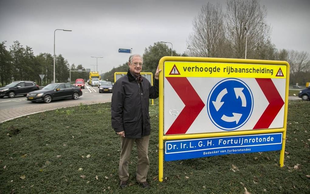 Verkeersdeskundige dr. ir. Bertus Fortuijn bij de naar hem genoemde turborotonde in Reeuwijk. „Ook de ANWB toont aan dat maatregelen voor verkeerveiligheid meer geld opleveren dan kosten. Er is geld plenty – met deze lage rente. Politici moeten alleen de 