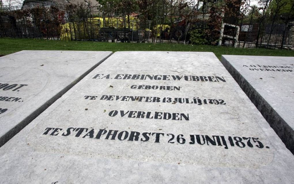 Het familiegraf van de eerste burgemeester van Staphorst, Frederik Allard Ebbinge Wubben, op het kerkhof bij de hervormde kerk van Rouveen is gerestaureerd. Foto Eelco Kuiken