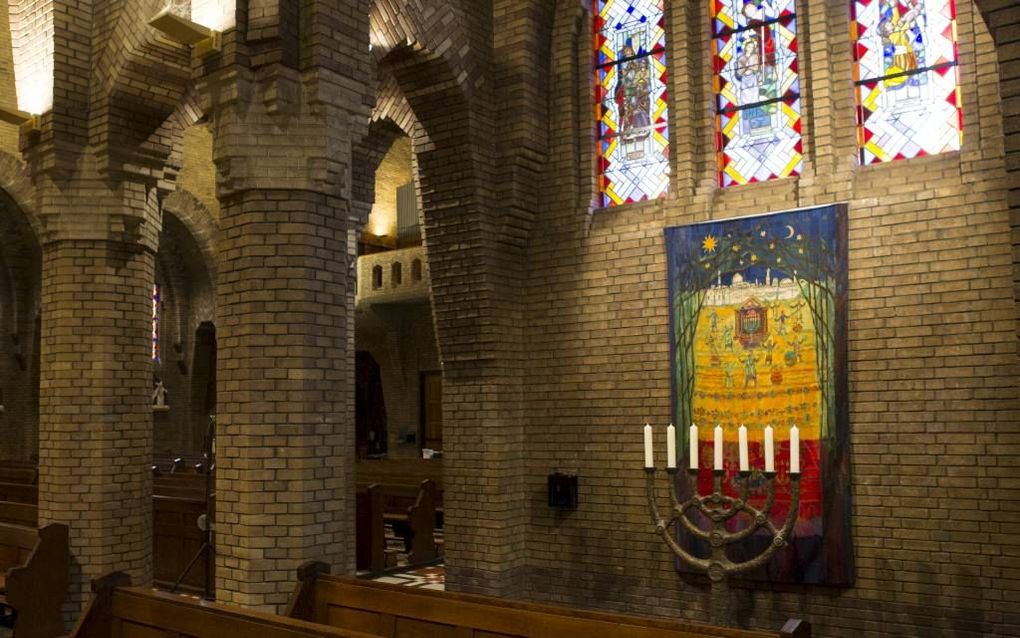 Menora en wandkleed in de Utrechtse Majellakerk. beeld RD, Anton Dommerholt