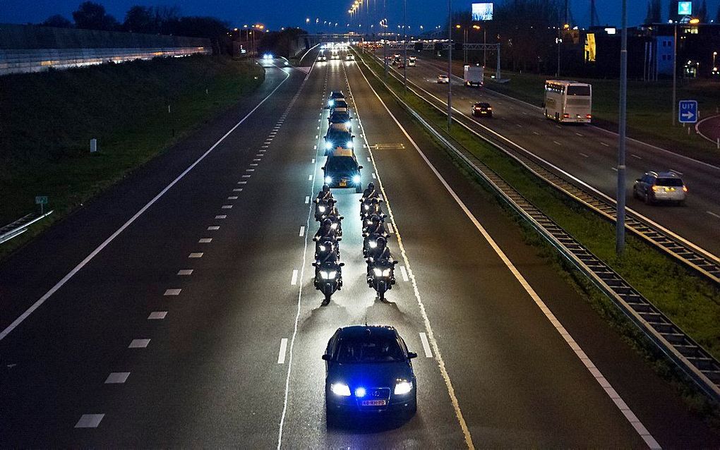 Een colonne van rouwauto's rijdt vanuit Eindhoven Airport over de A2 richting Hilversum. beeld ANP