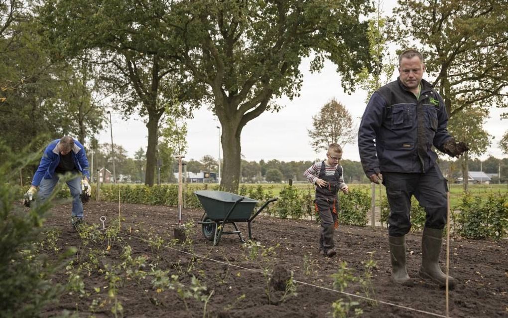 STAPHORST. Zeventig vrijwilligers besteedden de afgelopen 2 jaar 1800 uur aan de herinrichting van de omgeving van de reformatorische Harmen Doornveldschool in Staphorst. beeld Jaco Hoeve