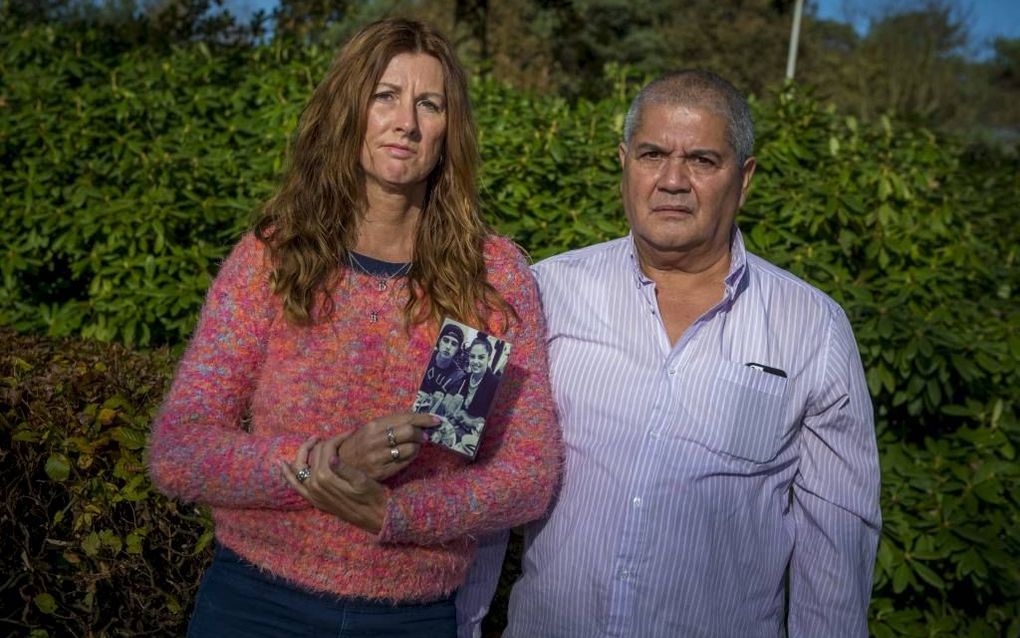 OIRSCHOT. Rob (66) en Silene (51) Fredriksz uit Rotterdam verloren bij de MH17-ramp hun zoon Bryce (23) en diens vriendin Daisy (20). De ouders tonen een foto van het jonge stel.  beeld Cees van der Wal