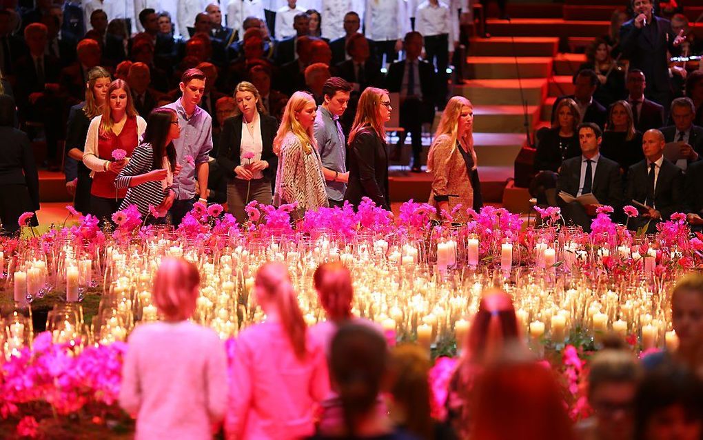 Nabestaanden van de slachtoffers van de ramp met vlucht MH17, leggen bloemen. Beeld ANP