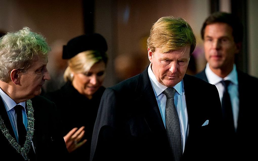 Koning Willem-Alexander, koningin Maxima, burgemeester Ebenhard van der Laan en minister-president Mark Rutte verlaten de RAI voor de Nationale Herdenking voor de slachtoffers van de MH17. Beeld ANP