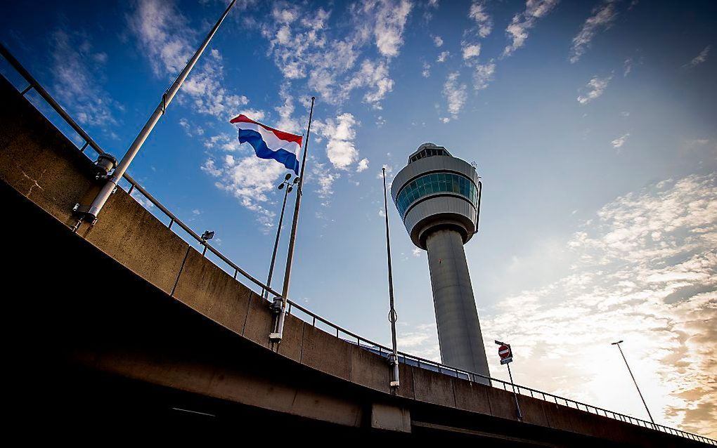 De eerste bezittingen van slachtoffers van de MH17-vliegramp komen vermoedelijk zeer binnenkort terug naar Nederland. Dat zei Pieter-Jaap Aalbersberg, het hoofd van de repatriëringsmissie, maandag in het televisieprogramma Pauw. beeld ANP