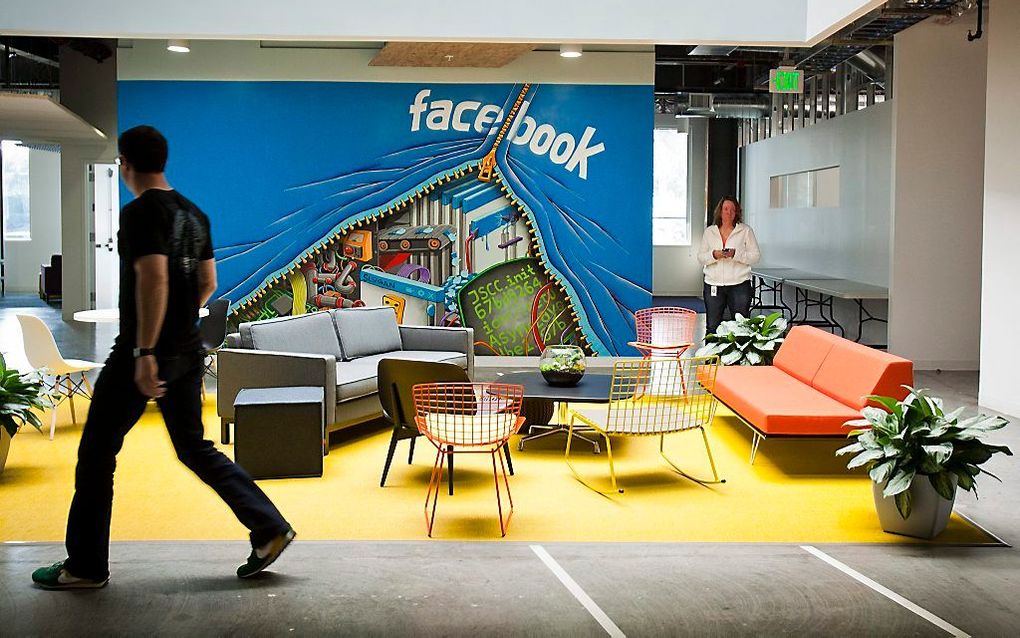 Een medewerker van Facebook loopt door het hoofdkantoor van het sociale netwerk in Menlo Park, Californië. Beeld EPA