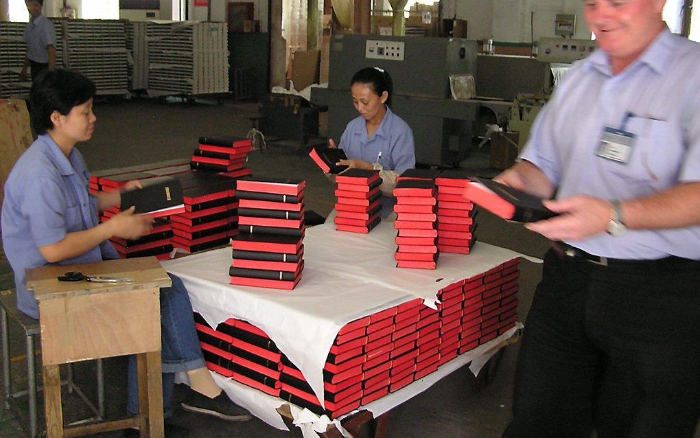 Medewerkers van Amity Press, de enige door de staat erkende Bijbeldrukker in China.                      Beeld RD