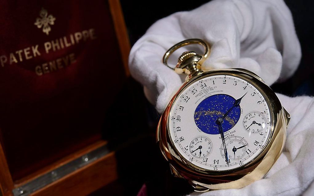 Een gouden zakhorloge uit de jaren 30 van het vermaarde merk Patek Philippe is in het Zwitserse Genève geveild voor omgerekend ruim 19 miljoen euro. beeld AFP