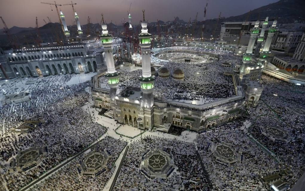 „De ogen sluiten voor de duistere verschijningsvormen van de islam is geen optie.” Foto: duizenden moslims verzamelen zich tijdens de jaarlijkse hadj rondom de Ka’aba in Mekka. beeld Reuters