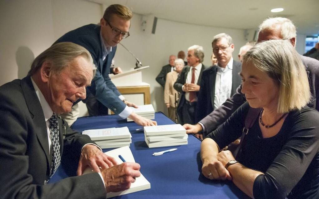 De negentigjarige prof. Kuitert signeert aan de VU zijn jongste boek. Beeld Ronald Bakker