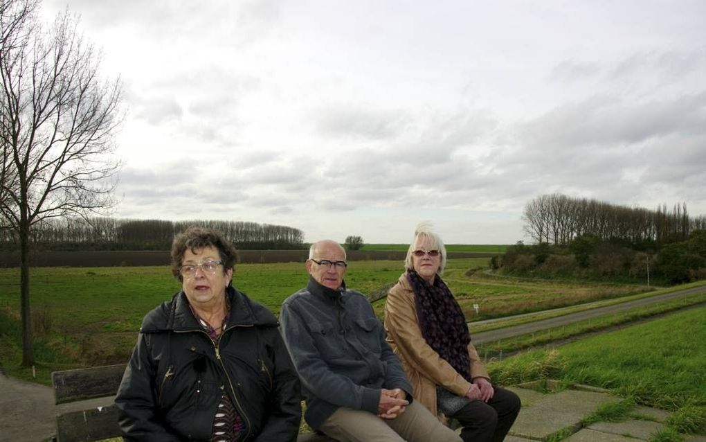 Magda de Feijter (l.) van het Comité Red Onze Polders met op de achtergrond de Hertogin Hedwigepolder. Naast haar Jaap Geleijnse van de Stichting De Levende Delta en lid van het Comité Red Onze Polders Martina Philipsen. Foto's Van Scheyen Fotografie