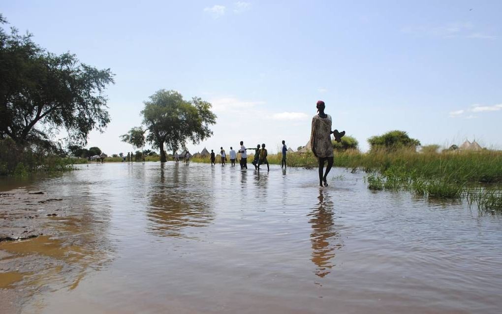 GAMBELLA. Zuid-Sudanese vluchtelingen in een ondergelopen kamp in de Ethiopische regio Gambella. beeld AFP