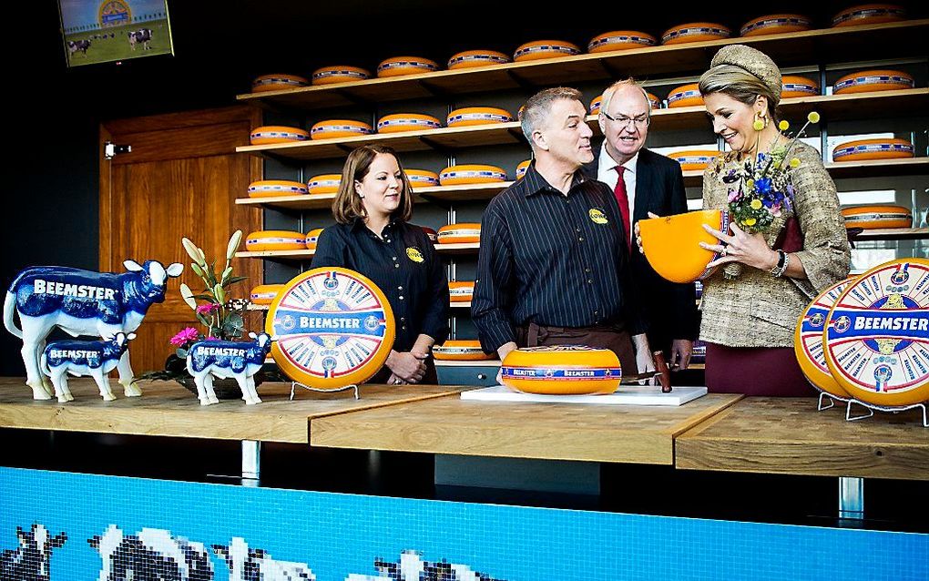 Koningin Máxima heeft donderdag de nieuwe kaasmakerij van Cono in Westbeemster geopend. beeld ANP