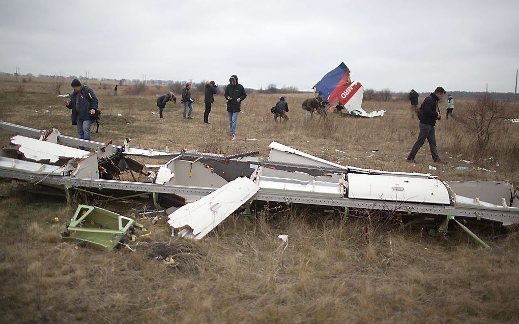 Onderzoekers en journalisten deze week bij brokstukken van de MH17. Beeld AFP