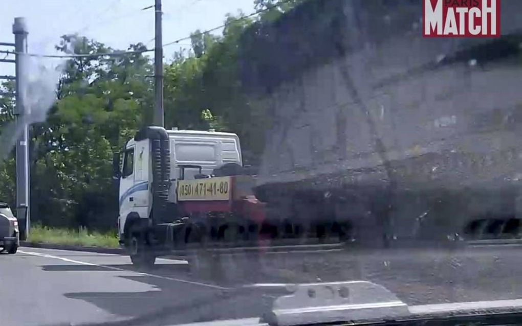 Op deze geheimzinnige foto zou een Buk-raketlanceerinstalltie worden vervoerd, in de buurt van Donetsk, niet ver van de plek waar MH17 neerstortte. De foto, gemaakt door het Franse tijdschrift Paris Match, zou enkele uren voor de crash zijn gemaakt.  beel