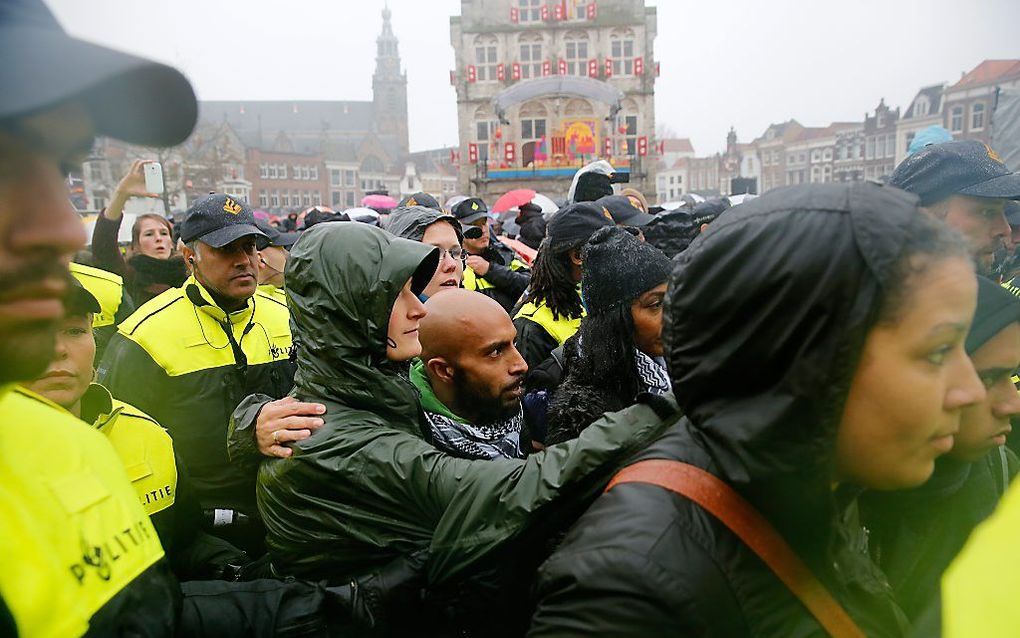 Demonstranten tegen zwarte piet worden afgevoerd. Beeld ANP