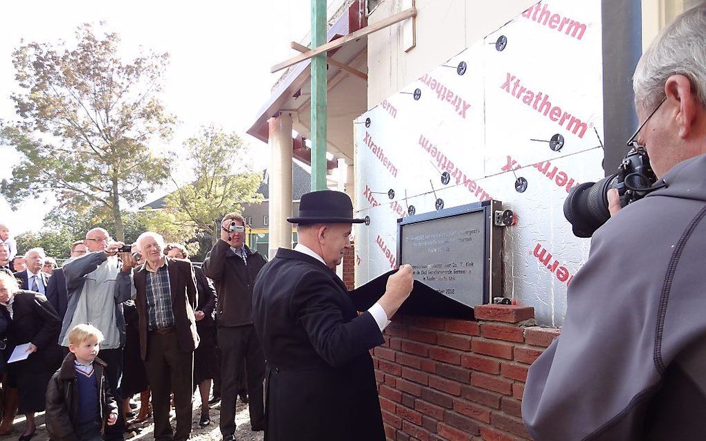 Ds. Klok legt in 2012 de eerste steen voor woonzorgcomplex Het Top in Urk. Beeld Siloah