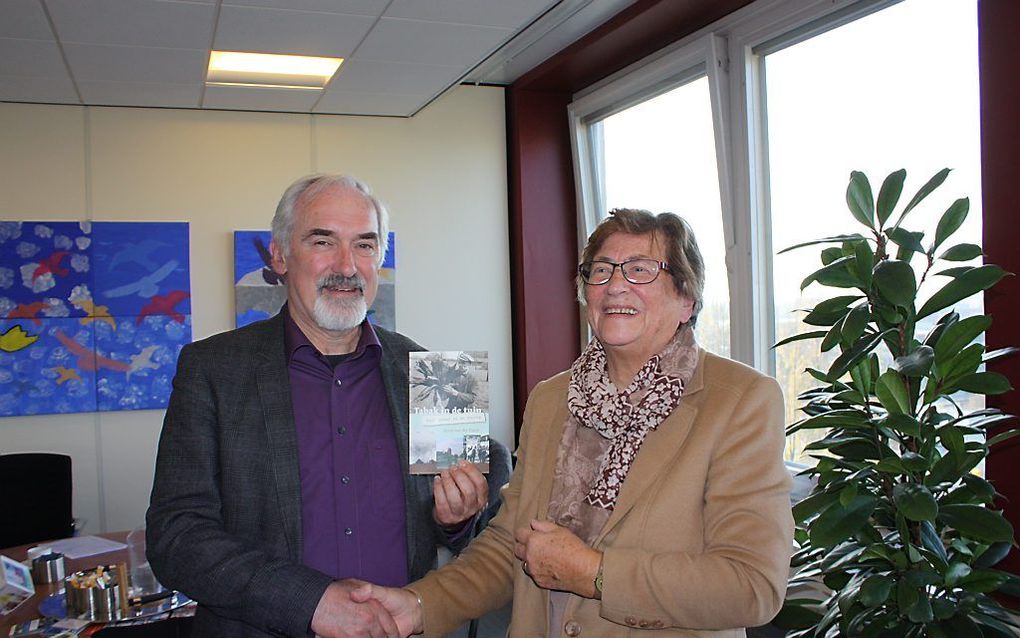 Jenny van der Toorn-Schutte (80) overhandigde donderdag haar boek over de oorlog aan de Dordtse wethouder Van de Burgt. Foto André Bijl