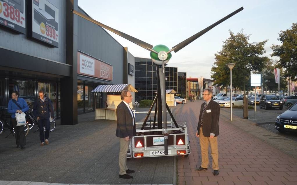 Wim Gerritsen vander Hoop (l) en Mark Fierloos (r) met hun innovatieve molen. beeld WindInvenT