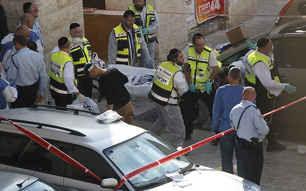 Zeker vijf mensen zijn dinsdagochtend gedood voor een synagoge in Jeruzalem. Twee gewapende mannen sloegen toe met messen en bijlen, meldt de Israëlische krant The Jerusalem Post. De politie heeft de daders doodgeschoten. beeld EPA