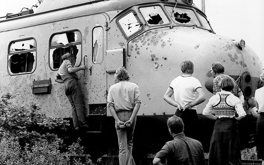 De door een kogelregen doorboorde trein na de Molukse kaping bij de Punt in 1977. beeld ANP