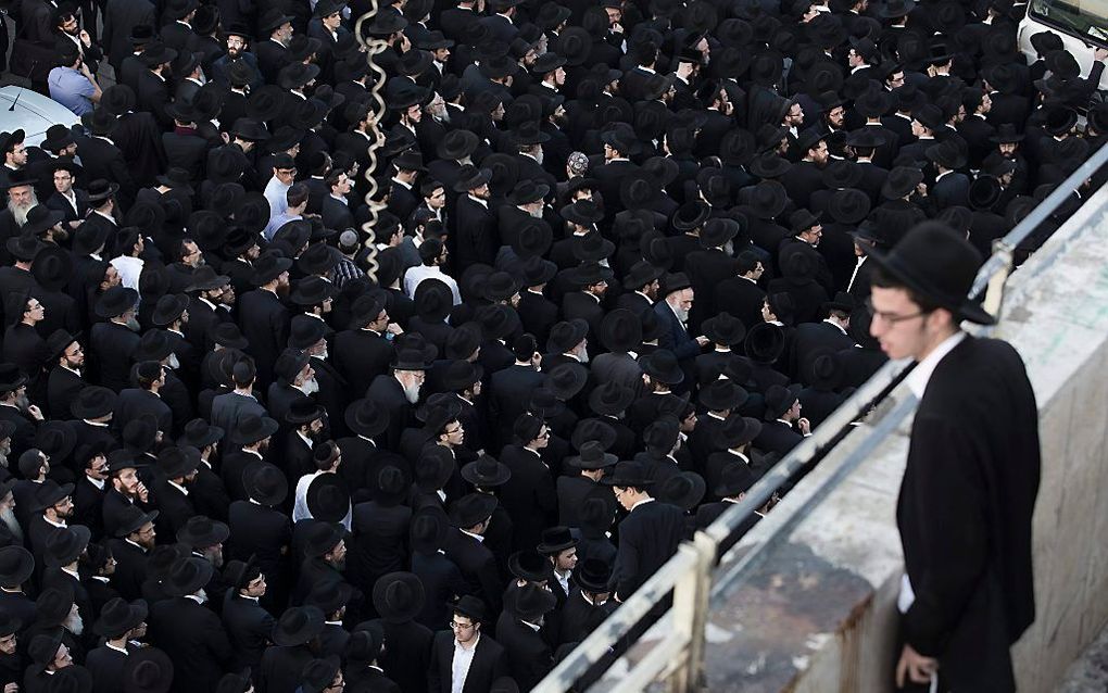 De begrafenis van een van de slachtoffers van een aanslag op een synagoge in Jeruzalem, dinsdag. beeld AFP