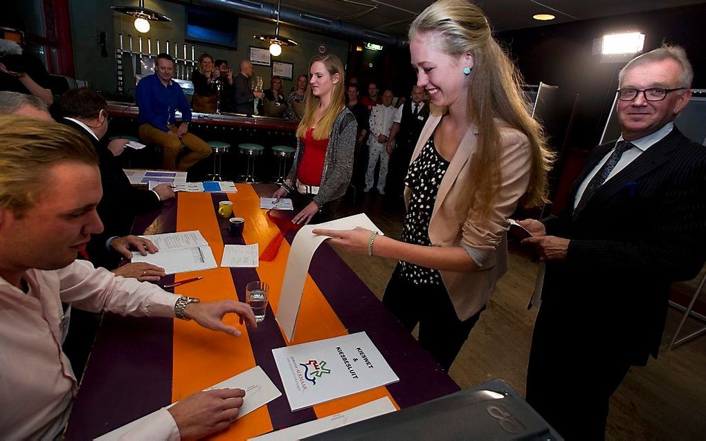 In Alkmaar konden mensen al vanaf middernacht naar de stembus voor de herindelingsverkiezingen. Die vinden woensdag plaats in zestien gemeenten, die vanaf 1 januari worden samengevoegd tot zes gemeenten. beeld ANP