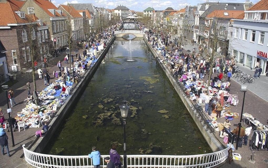 Met allerlei evenementen, zoals hier de zeer populaire openlucht rommelmarkt Klein Waterlooplein, proberen de middenstand en het Centrummanagement mensen naar het winkelhart van Oud-Beijerland te lokken. beeld Conno Bochoven