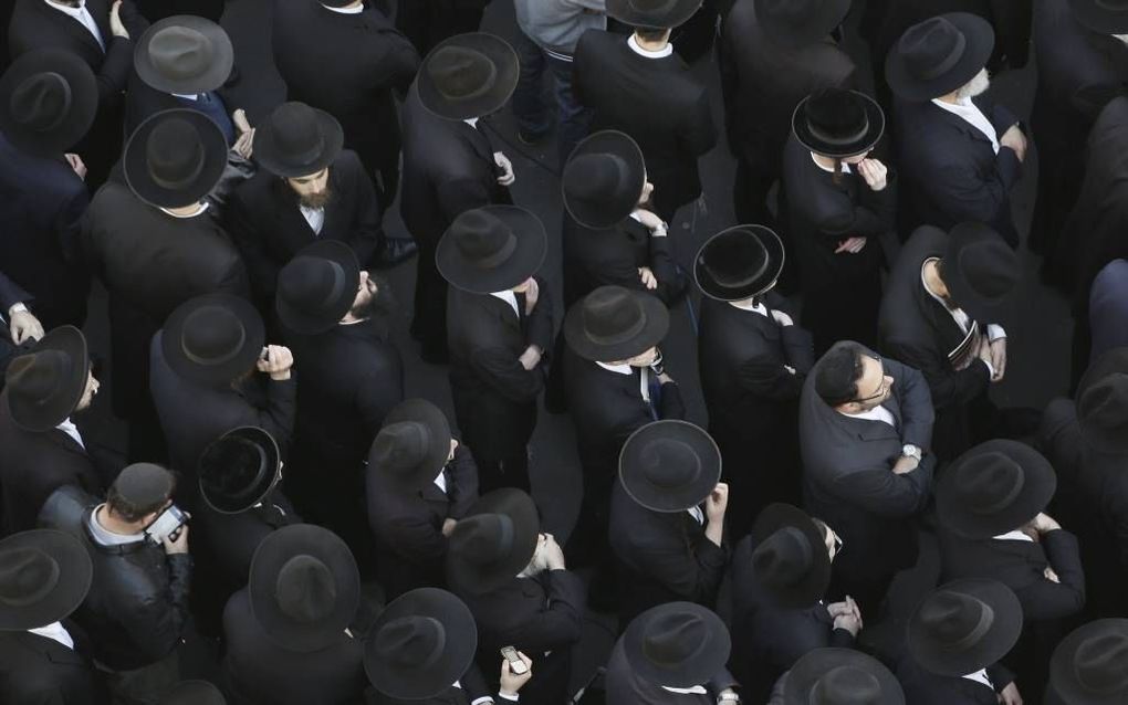 Joden rouwen om de dood van de bij de aanslag van dinsdag omgekomen geloofsgenoten. beeld AFP