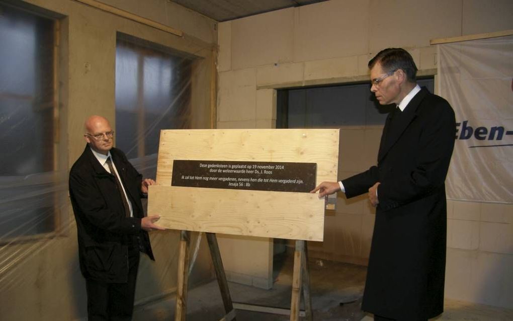 Ds. J. Roos (rechts) en directeur W. Kole hebben woensdagmiddag een gedenksteen onthuld in de nieuwe Eben-Haëzerschool in Barneveld. Foto Eben-Haëzerschool