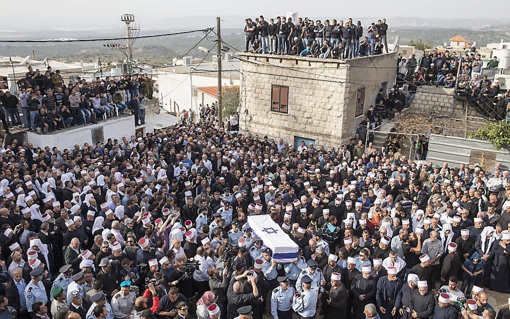 Woensdag werd de Israëlische politieagent Zidan Saief begraven. Hij kwam dinsdag om bij een aanslag op een synagoge in Jeruzalem. beeld AFP