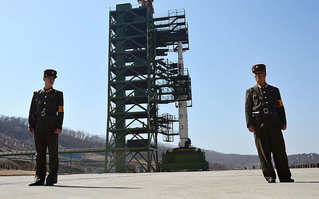 Noord-Koreaanse militairen bij een lanceerinstallatie. Beeld AFP