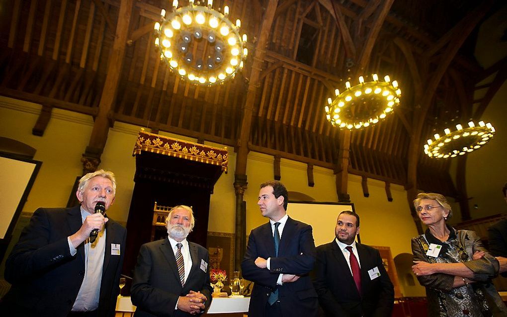 Klaas van der Kamp (Raad van Kerken) Rabbijn Awraham Soetendorp, Minister Lodewijk Asscher, Yassin El-Forkani (jongeren iman) en Ineke de Vries (Humanistisch Verbond) tijdens de persconferentie na een overleg in de Ridderzaal met vertegenwoordigers van di