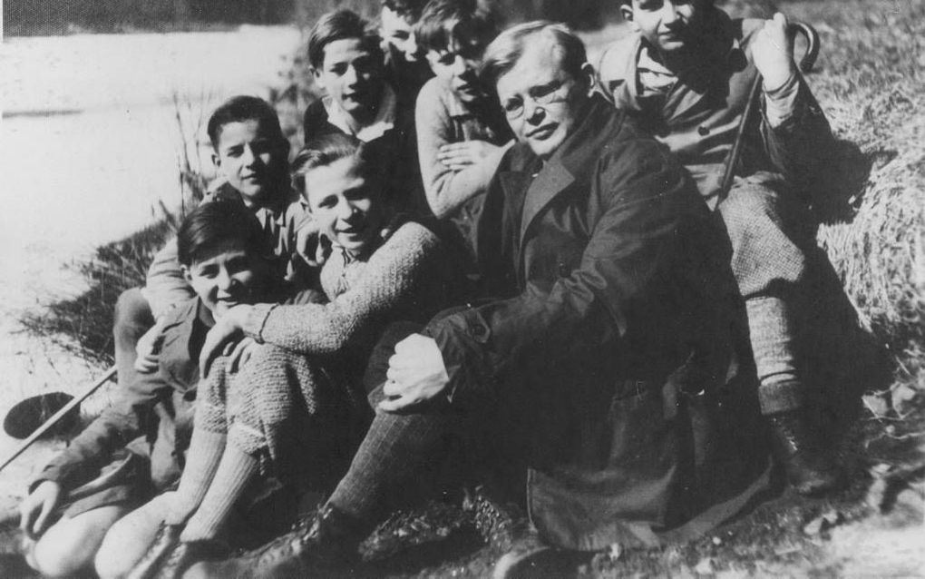 Dietrich Bonhoeffer in 1932 met catechisanten uit Berlijn-Wedding in de Harz. Foto Staatsbibliotheek Berlijn