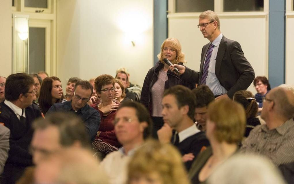 VIERHOUTEN. Op een drukbezochte informatiebijeenkomst in Vierhouten werden bewoners gisteravond bijgepraat over de komst van buitenlandse artsen uit ebolagebieden. Foto: burgemeester Van Hemmen van Nunspeet geeft een bewoonster het woord. beeld André Dors