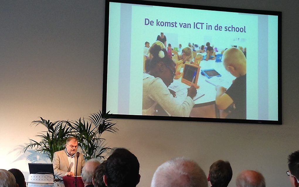 Arno Reints tijdens het symposium over ict en leren. beeld RD