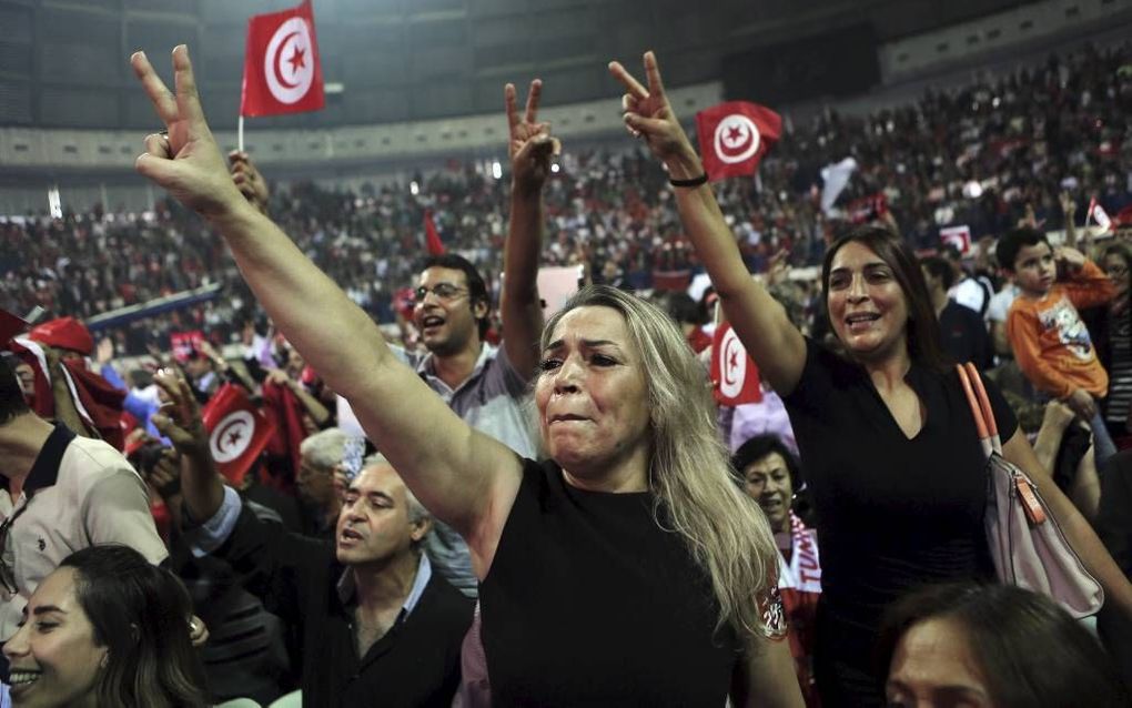 Aanhangers van de kandidaat van de Nidaa Tounespartij, Beji Caid Essebsi, tijdens een campagnebijeenkomst in Tunis, 15 november. beeld EPA