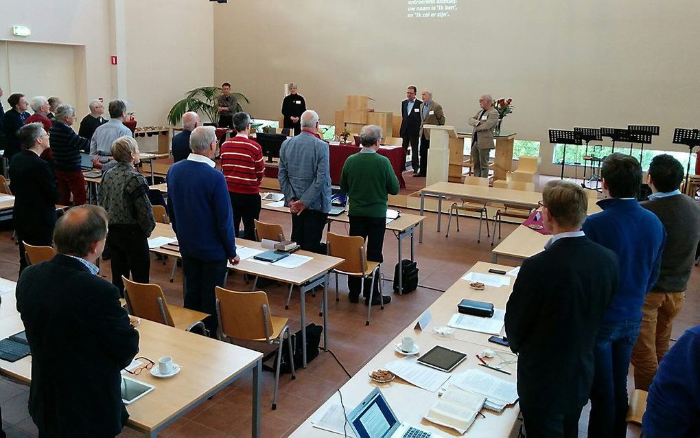 De landelijke vergadering zingt een lied bij aanvang van de vergadering op 22 november 2014. beeld RD