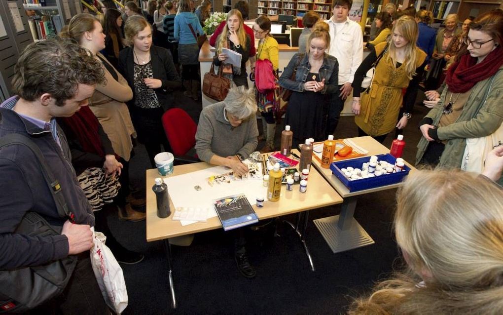 Pabostudenten laten zich inspireren door illustrator Thé Tjong-Khing bij de opening van de nieuwe mediatheek op De Driestar, vorig jaar.