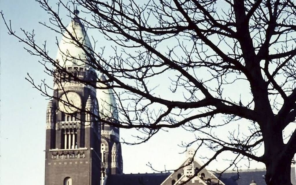 De Koninginnekerk aan de Boezemsingel was een van de beeldbepalende Rotterdamse kerken. Ondanks vele protesten werd op 31 december 1971 de laatste dienst gehouden. In maart 1972 behoorde de hervormde kerk definitief tot het verleden. Op de locatie verrees