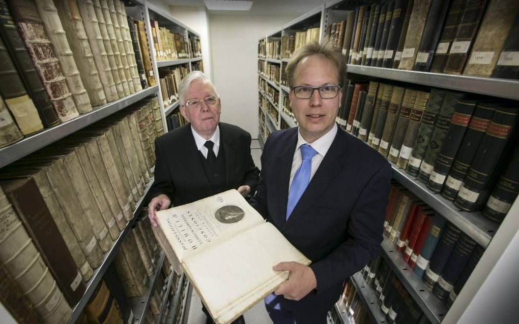 Ouderling J. M. Visser (l.) en bibliothecaris J. W. van Berkum: „Aan de boeken die dr. C. Steenblok naliet, kun je zien dat hij breed belezen was.”  beeld Martin Droog