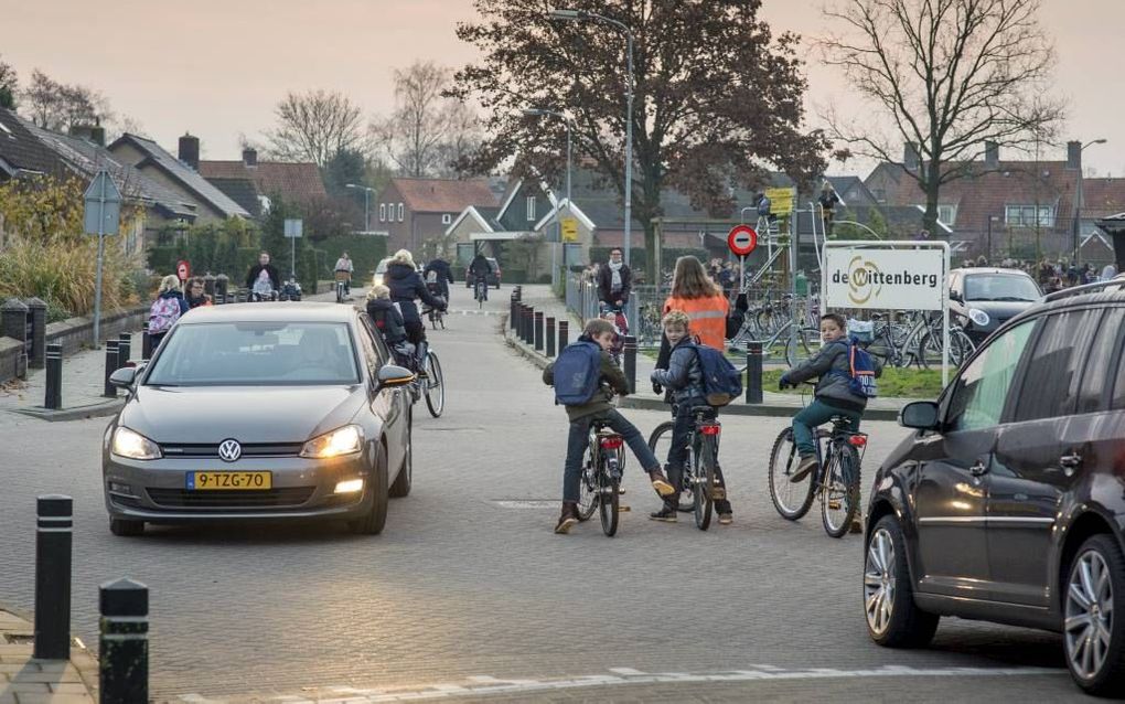 SCHERPENZEEL. Verkeersbrigadiers Willemijn van de Waerdt (rechts) en Gea Hardeman in actie bij de Wittenbergschool. Veilig Verkeer Nederland startte vandaag een actie om meer vrijwilligers voor het ‘klaar-overen’ bij scholen te werven. beeld Niek Stam