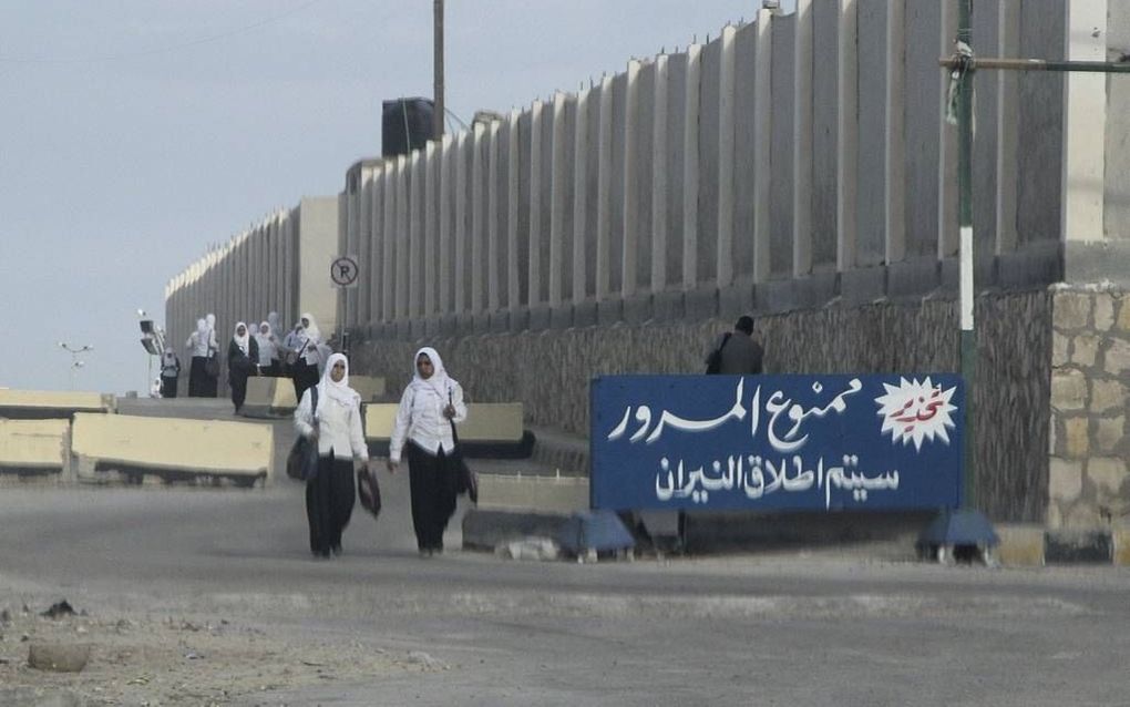 Schoolkinderen passeren een controlepost bij El Arish. beeld AFP