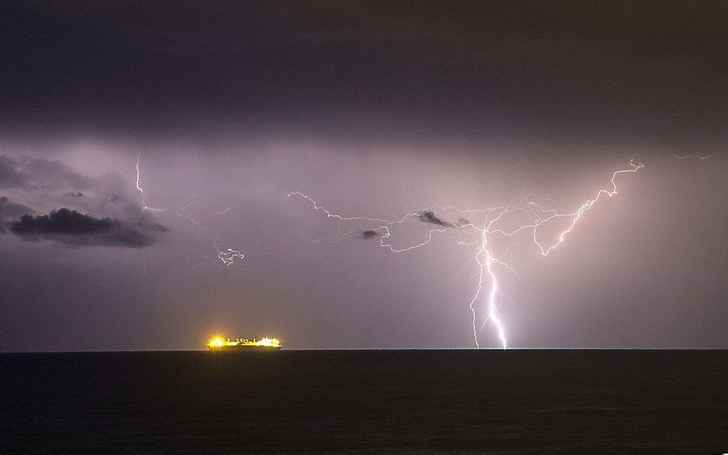 Een schip op de Middellandse Zee tijdens onweer, gezien vanuit de Israëlische landbouwnederzetting Mikhmoret ten noorden van Tel Aviv. beeld AFP