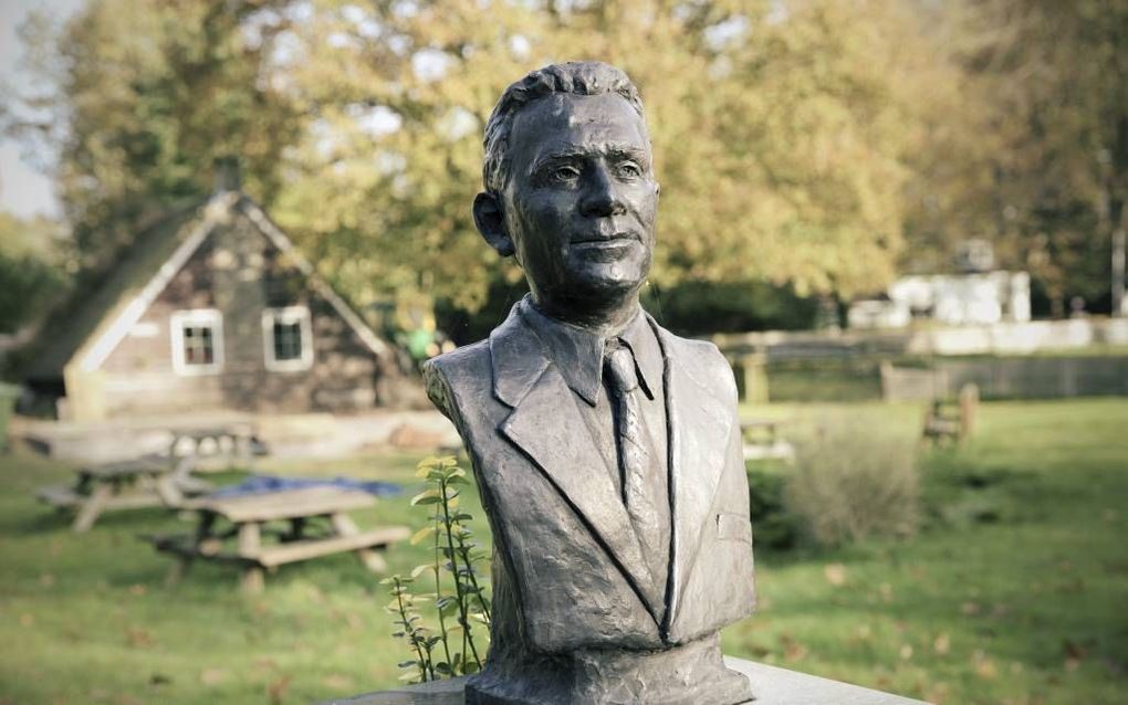 Borstbeeld van Anne de Vries bij museum Het dorp van Bartje, Rolde.