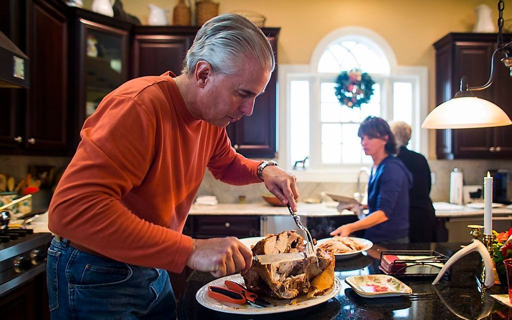 George Van Tassel snijdt kalkoen aan in zijn huis in Leesburg, Virginia. Beeld EPA