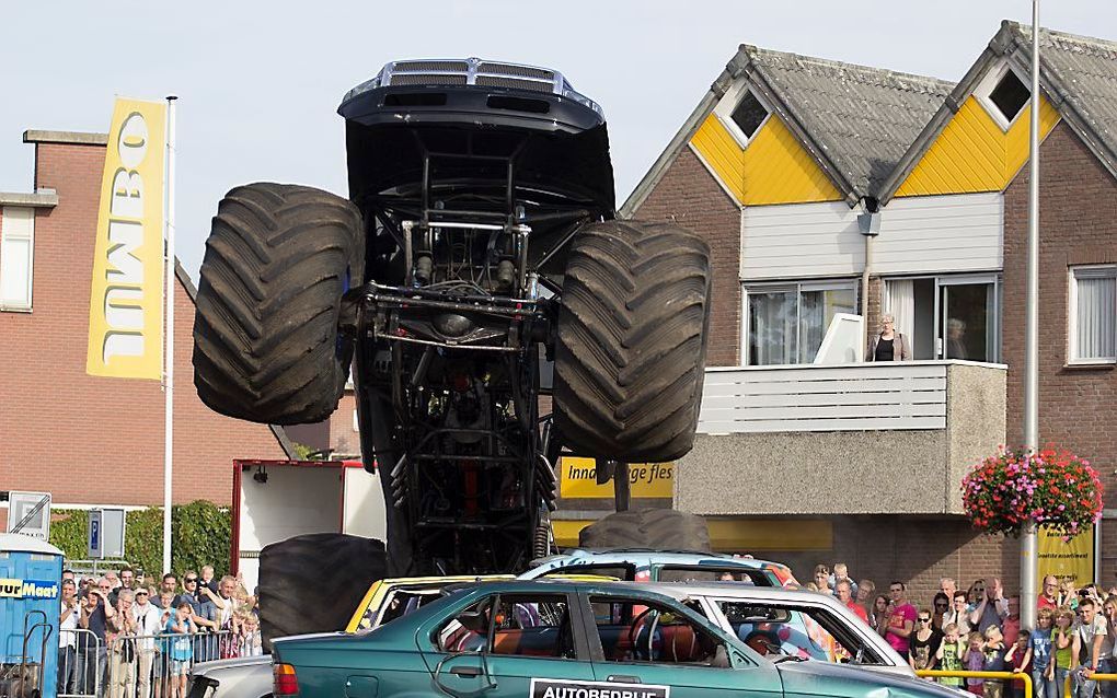 De monstertruck van Mario D. tijdens de stunt in Haaksbergen, waarna een dodelijk ongeval plaatshad. beeld ANP