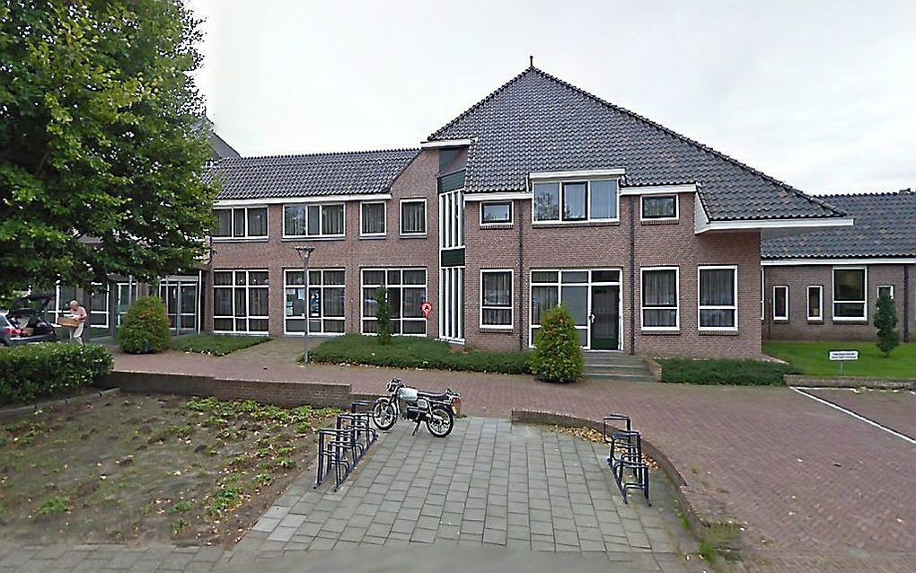 De gemeente Staphorst is op de hoogte van de mysterieuze zakken met vieze derrie die langs wegen rondom IJhorst worden gevonden. Foto: het gemeentehuis van Staphorst. beeld Google Streetview