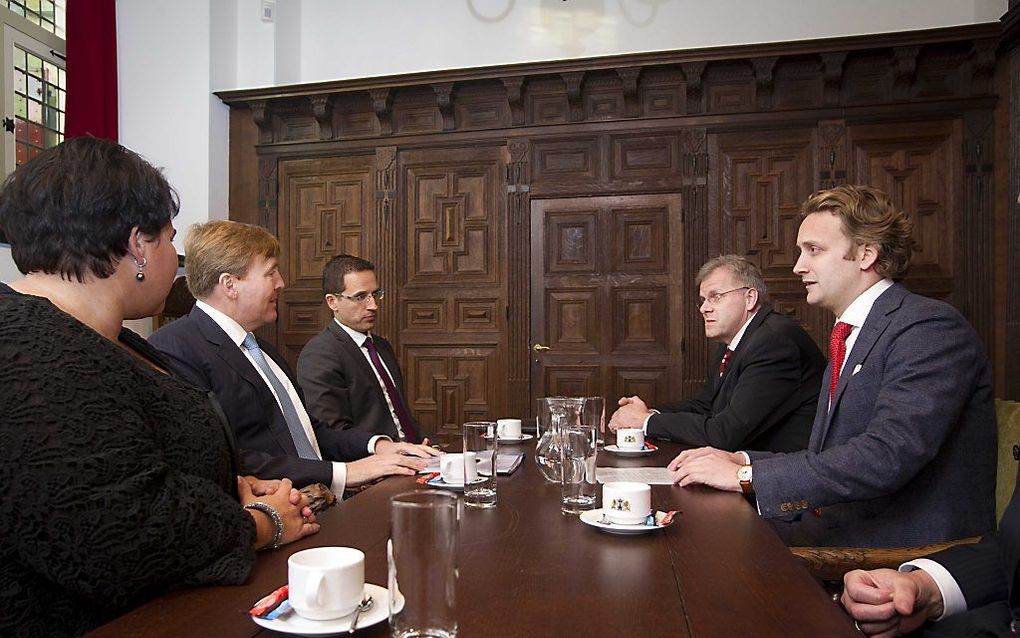 Koning Willem-Alexander vrijdag op het stadhuis van Oudewater in gesprek met burgemeester Verhoeve, een getroffen pluimveehouder en vertegenwoordigers van de pluimveesector. beeld ANP